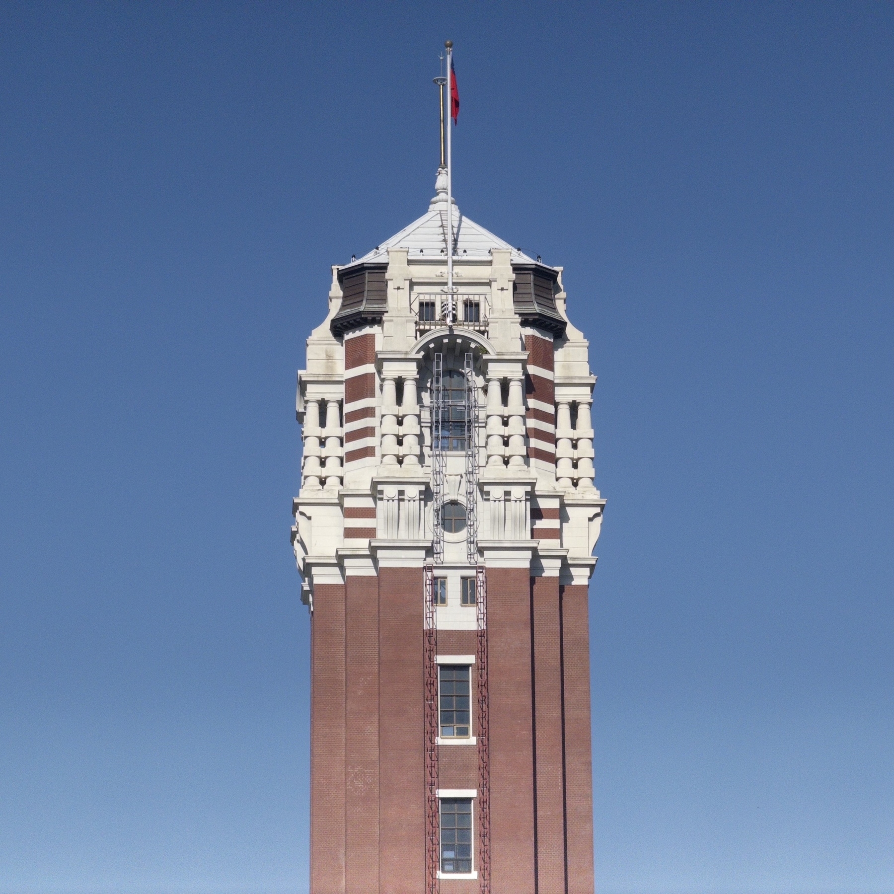 台灣總統府的樓塔，背景是無雲的藍天