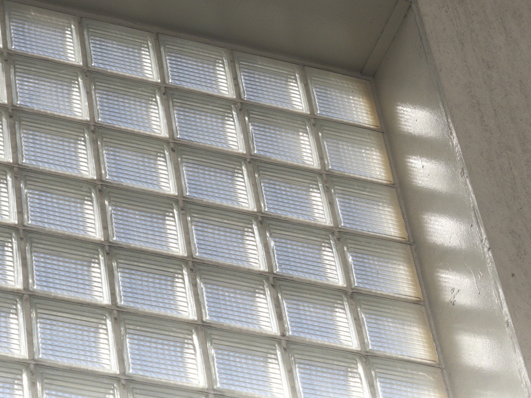 下午三點的陽光透過玻璃磚